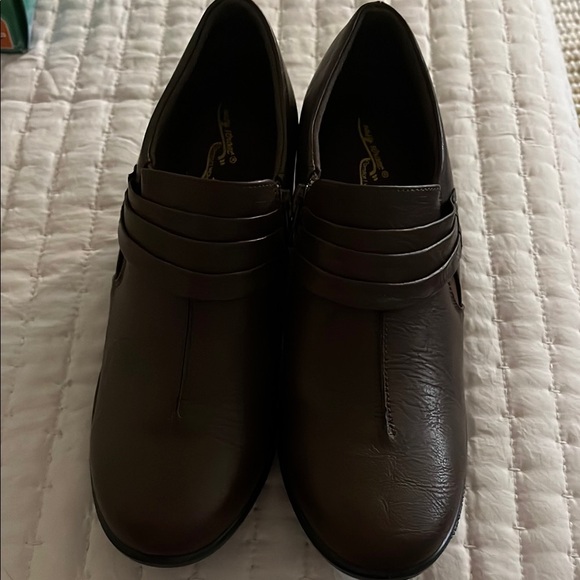 Easy Street Brown Ankle Boots with Elastic Panels - Picture 2 of 6